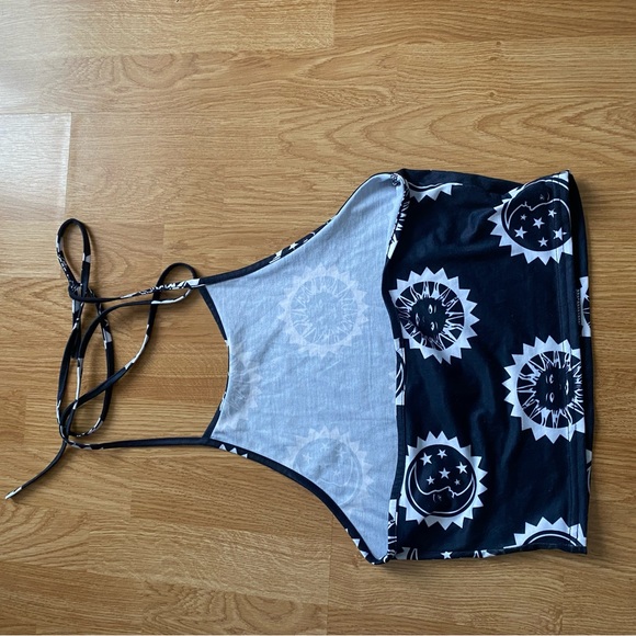 Patterned Cropped Halter Top - Picture 2 of 3
